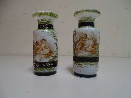 Paire de vases en opaline à décor de putti H.17 cm