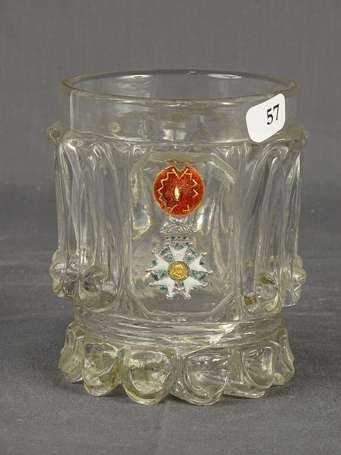 Gobelet en cristal moulé et pressé à inclusions 