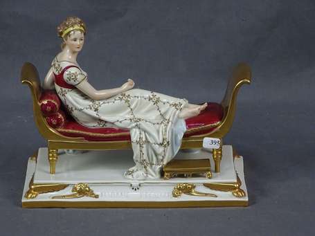 Mme Récamier sujet en porcelaine L.24 cm