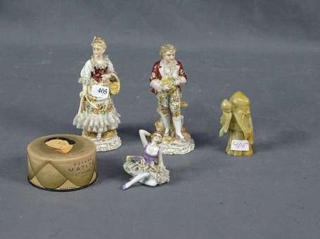 3 Sujets en porcelaine, 1 sujet en pierre de lard,