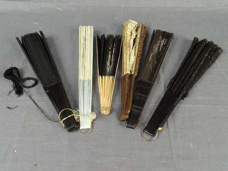 Eventail à châssis de bambou laqué noir décor 