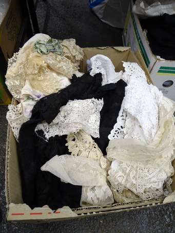 Lot de dentelle, napperons et vêtements anciens en