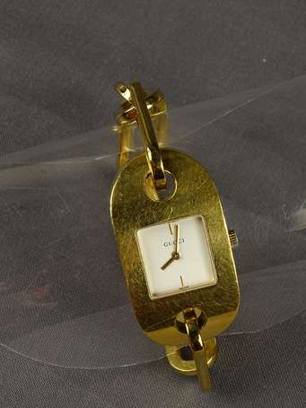 GUCCI - Montre en métal doré.