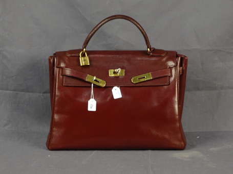 HERMES - Sac Kelly en box bordeaux, attaches et 