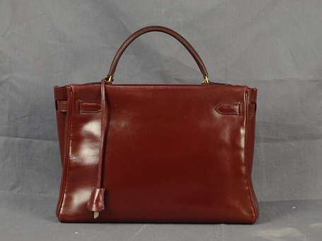 HERMES - Sac Kelly en box bordeaux, attaches et 