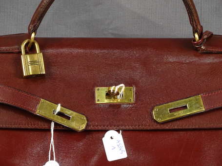 HERMES - Sac Kelly en box bordeaux, attaches et 