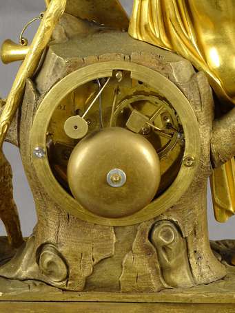 Pendule en bronze patiné et doré, le cadran 