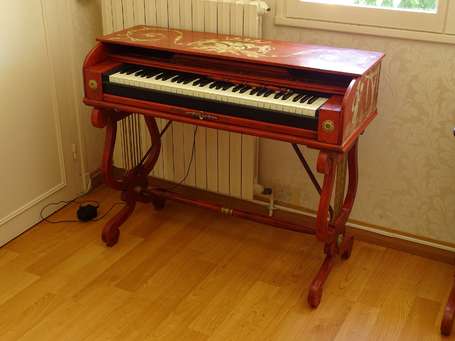 Piano éléctrique dans meuble en bois rouge 