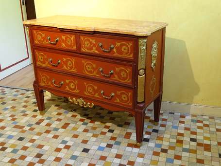 Commode de style Louis XVI en bois peint en rouge