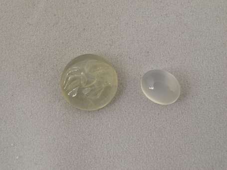 2 cabochons de pierre de l'une, l'un de 2,81 cts, 