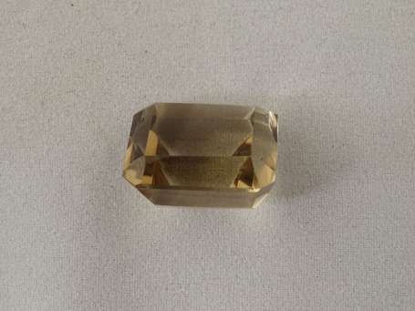 Quartz fumé, taille rectangle de 23,21 cts.