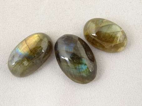 3 cabochons de labradorite : 1 de 10,97 cts, 1 de 