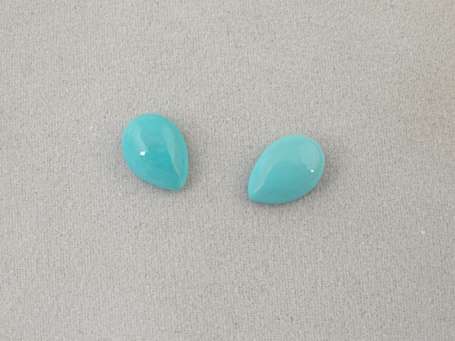 2 cabochons de turquoises en forme de poire. 2,25 