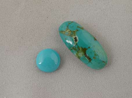 2 cabochons de turquoise, l'un ronde 2,78 cts, 