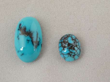 2 cabochons de turquoise, l'un de 3,16 cts et 