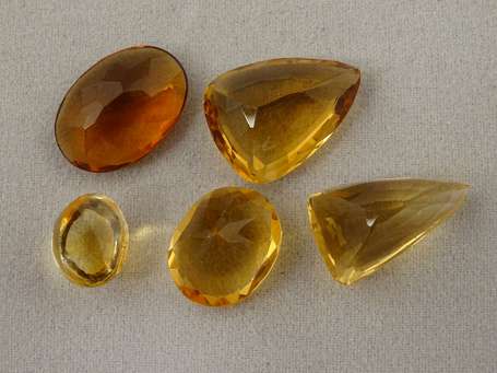 5 citrines : 1 taille ovale de 4,26 cts, 1 taille 