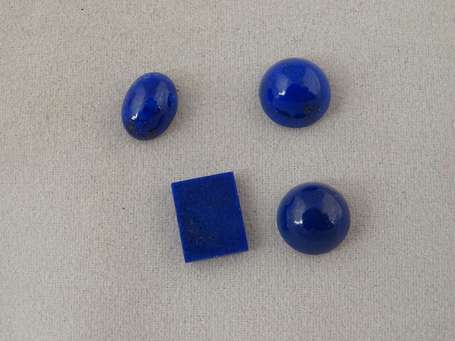 3 cabochons et 1 plaque en lapis-lazuli. 7,08 cts