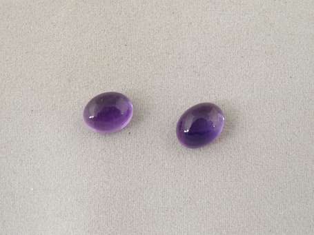 2 cabochons d'améthyste. 4,42 cts.