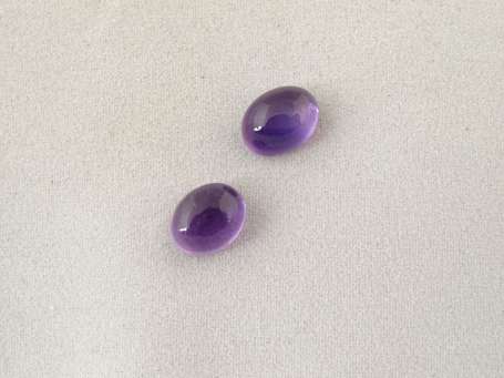 2 cabochons d'améthyste. 4,42 cts.