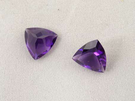 2 améthystes, taille triangle. 8,69 cts