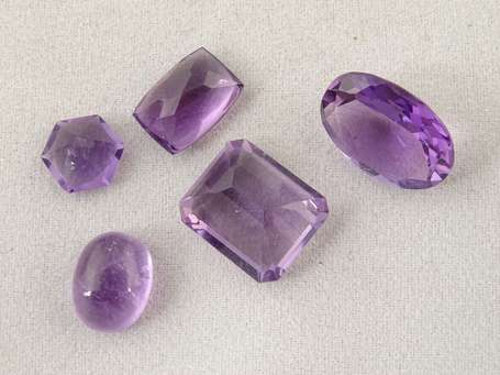 5 améthystes, 1 taille ovale de 4,9 cts, 1 à 6 