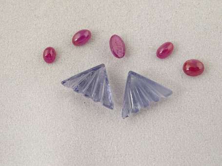 5 cabochons de rubis et 2 iolites en forme d'aile.