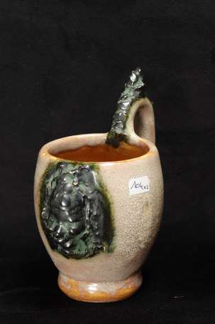 HUBLET Sylvain (1905-1988) - Mug en céramique. 