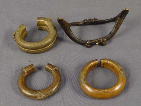 Trois anciens bracelets en bronze dont un décoré 