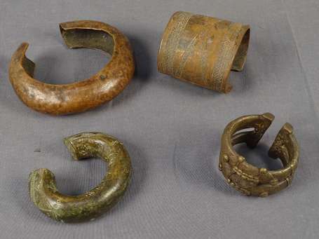 Quatre anciens bracelets en bronze ou cuivre rouge