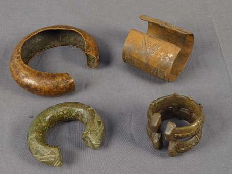 Quatre anciens bracelets en bronze ou cuivre rouge