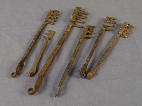Six anciennes clés forgées en métal qui servaient 