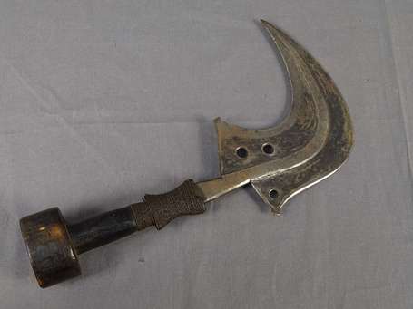 Ancien couteau de guerrier en métal de type 