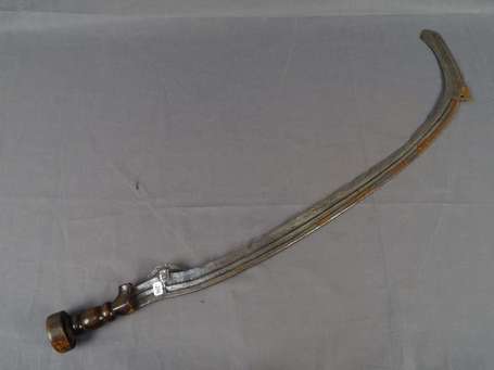 Grand et ancien sabre courbe en bois et métal dans