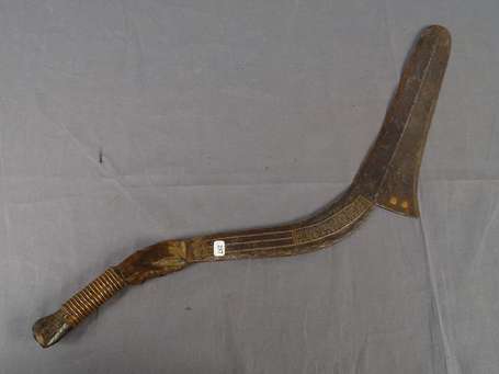 Ancien sabre courbe en bois cuir, métal et cuivre.