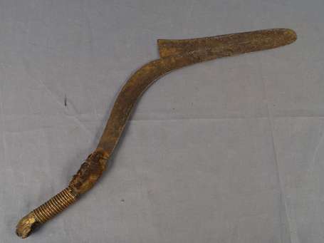 Ancien sabre courbe en bois cuir, métal et cuivre.