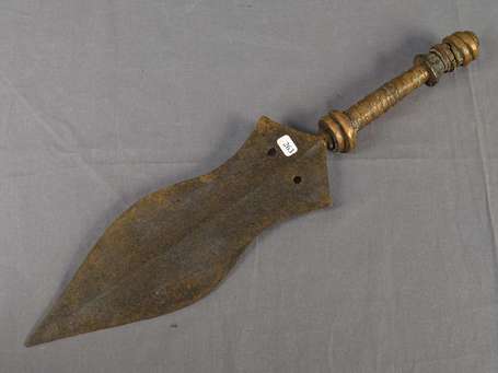 Très ancien et curieux poignard en bois métal et 