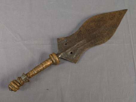 Très ancien et curieux poignard en bois métal et 