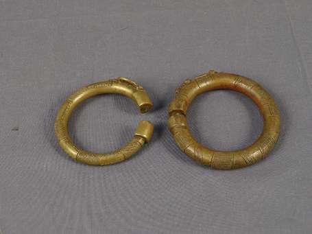 Deux anciens bracelets en bronze à décor de sujets