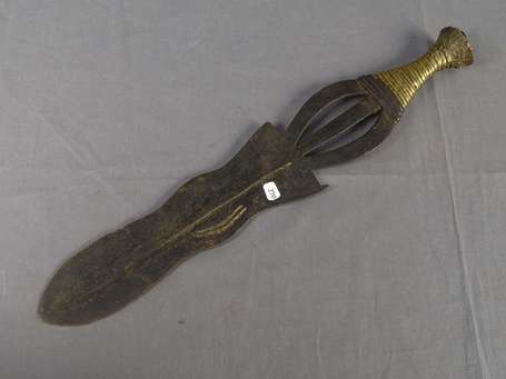 Ancien grand couteau de guerrier dans la forme 