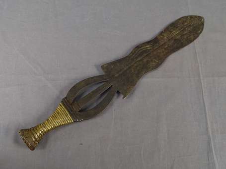 Ancien grand couteau de guerrier dans la forme 
