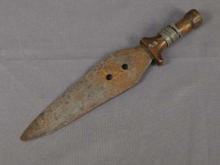 Deux anciens couteaux à lame lancéolée, métal bois