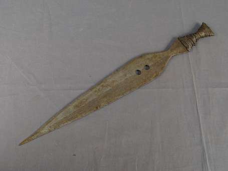 Deux anciens couteaux à lame lancéolée, métal bois
