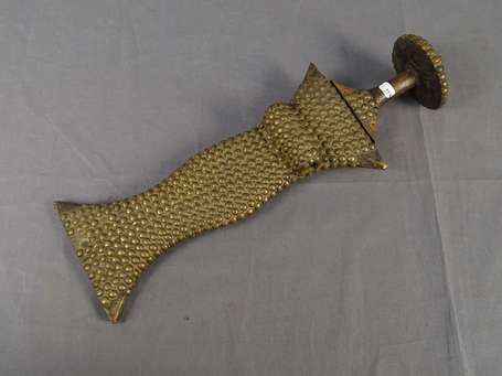 Ancienne et impressionnante épée courte dont la 