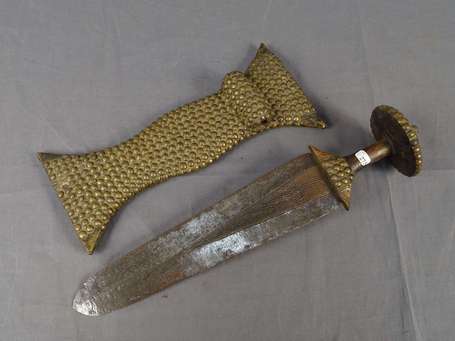 Ancienne et impressionnante épée courte dont la 