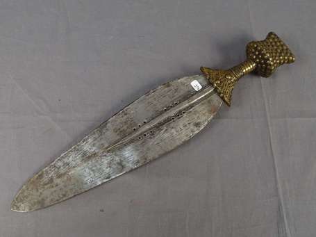 Ancienne épée courte en métal bois et cuivre dont 