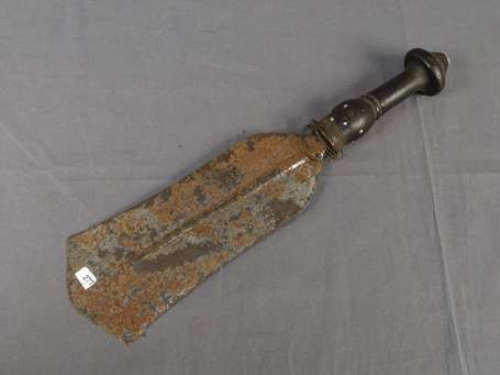 Grand couteau ancien en bois et métal dont la lame