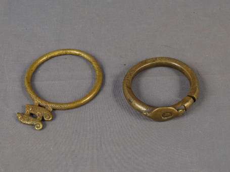 Deux anciens bracelets en bronze à sujets 