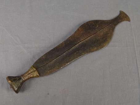 Ancienne épée courte de forme rare en métal, bois 