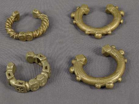 Quatre anciens bracelets en bronze argenté de la 