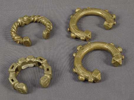 Quatre anciens bracelets en bronze argenté de la 